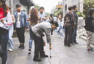 《四川新闻网》黄金周宽窄巷子日均垃圾20吨 保洁员每天弯腰数千次